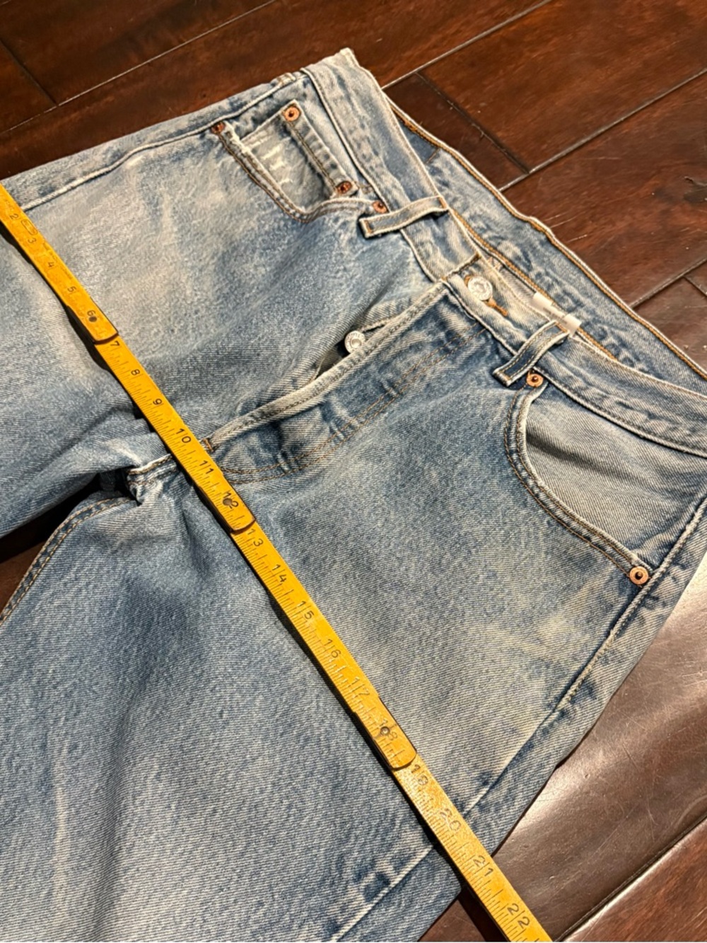 Vintage Levi's 501 Med/Light Wash Button Fly Blue Jeans - Picture 7 of 13